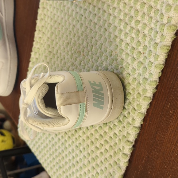 Nike shoes - Picture 4 of 4